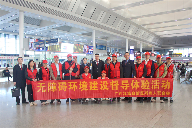 图为参加活动人员合影