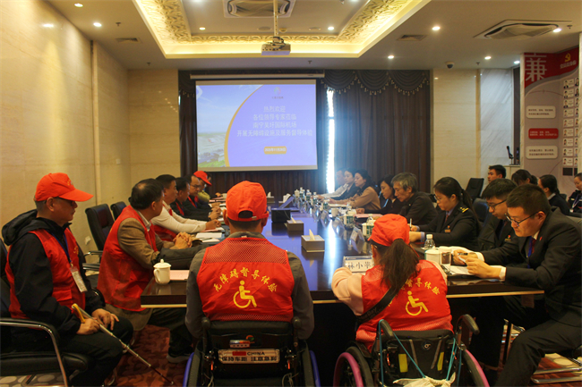 图为座谈会现场